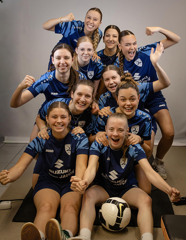 Wir sehen das Fußballteam der Damensgh mit den Trikots gesponsert von Autohaus Jauch