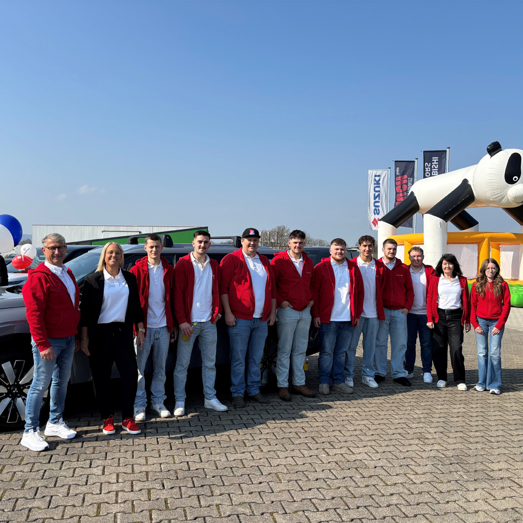 Bei strahlend blauen Himmel präsentieren sich Inhaber und Inhaberin sowie das gesamte Team des Autohaus Jauch