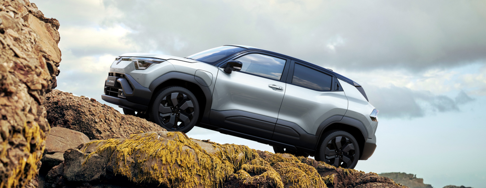 Der Suzuki e VITARA im Gelände fährt von rechts unten nach links oben steinige Felspiste